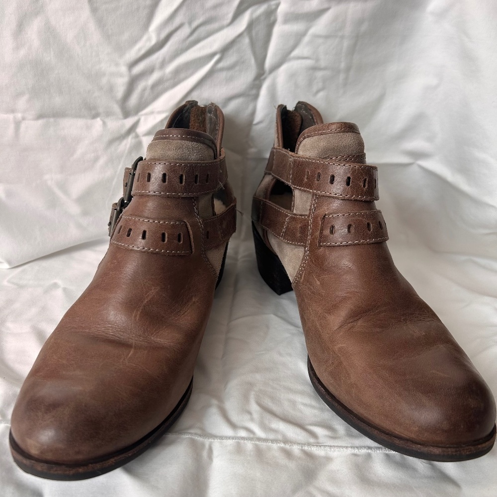 UGG Women’s Patsy Brown Leather Buckle Ankle Boot Size 8.5